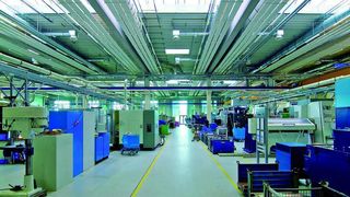 Die Fertigungshallen der Ohnhäuser GmbH werden mit Deckenstrahlplatten auf wirtschaftliche und ökologische Weise temperiert. (Archiv: Vogel Business Media)