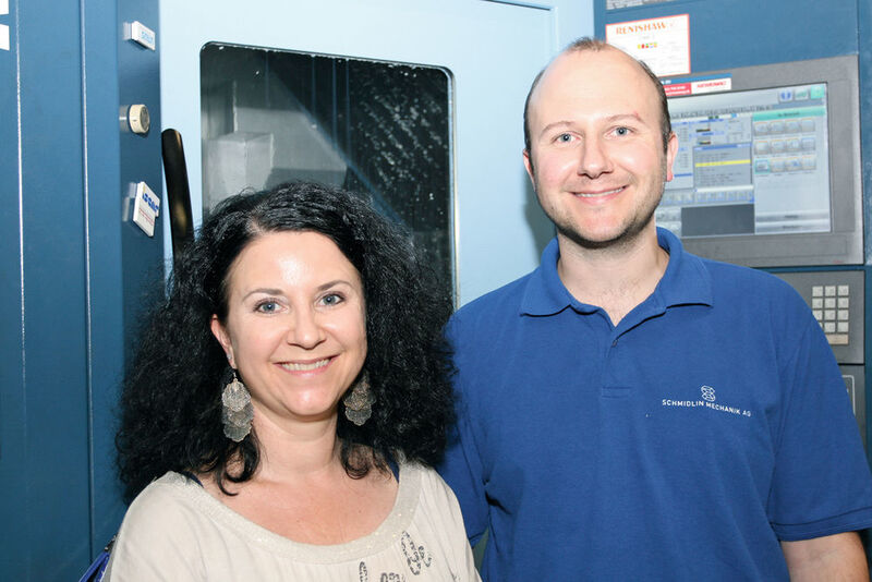 Die beiden neuen Geschäftsführer von Schmidlin Mechanik AG: Angela Murtas-Schmidlin und 
Philipp Schmidlin vor der neuen MAM72-35VN von Matsuura. (Anne Richter, SMM)