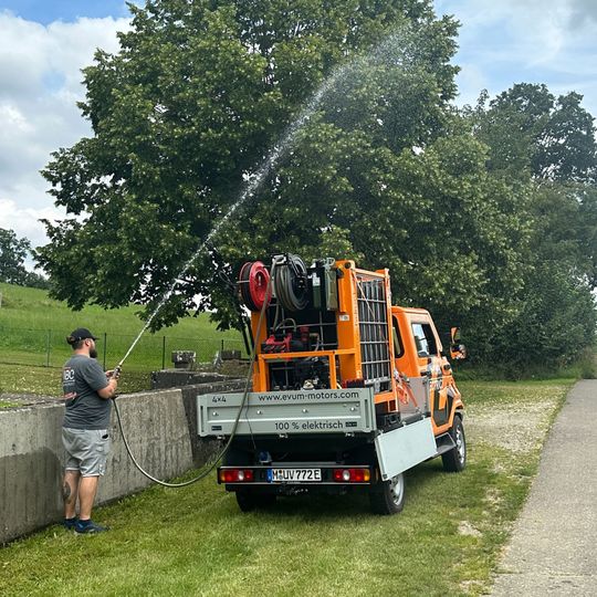Der Evum leistet nachhaltige Unterstützung beim Garten- und Landschaftsbau. (Bild:  EVUM Motors)