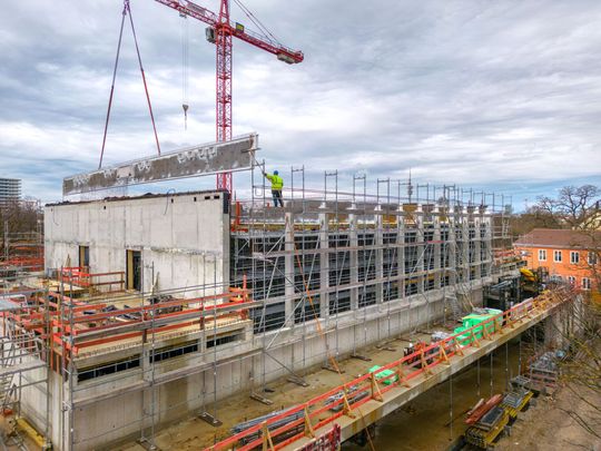 Ein komplettes Arbeitsgerüst in der Sporthalle über die gesamte Fläche und Höhe sorgt für Sicherheit bei den Montagearbeiten und beim Betonieren der Träger.  (Bild:  Porr)