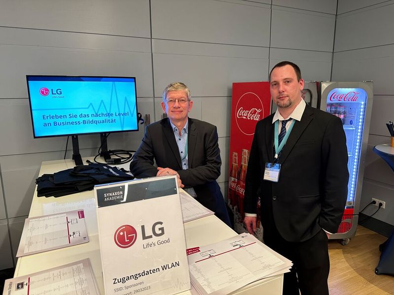 Thomas Grube und André Fritzlar (LG) sitzt die Erfrischung im Nacken. (Bild: Vogel IT-Medien)