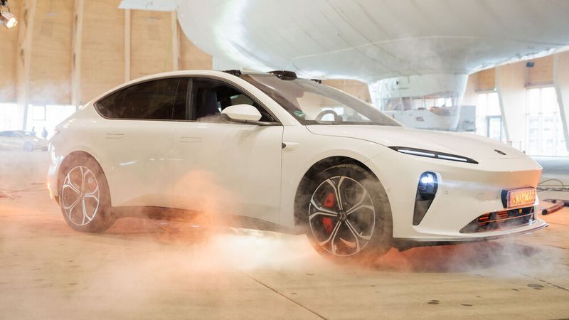 Die Essen Motor Show stand unter Strom. Der Aussteller Next-E-Share-One präsentierte diesen sportlichen Nio ET 5. (Bild: Messe Essen)