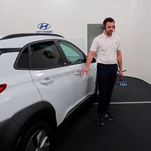 Insgesamt gibt es drei feste Kameras (Front, Heck und Beifahrerseite). Alles weitere erfasst der Berater mithilfe einer Handheld-Kamera, die in einem Smartphone integriert ist.(Bild:  Viktoria Hahn / »kfz-betrieb«)