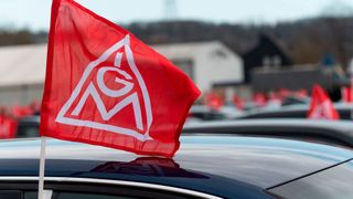 Tarifabschluss der IG Metall mit den Verhandlungsführern der Arbeitgeberseite in NRW und Bayern.  (Bild: Max Gerlach / CC BY-SA)