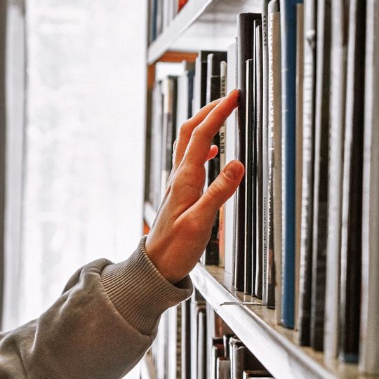 In wissenschaftlichen Publikationen landen eher erfolgreiche Reaktionen als fehlgeschlagene. Das verzerrt jedoch das Bild und erschwert sogar KI-Methoden die Prognose von Reaktionsausbeuten (Symbolbild). In wissenschaftlichen Publikationen landen eher erfolgreiche Reaktionen als fehlgeschlagene. Das verzerrt jedoch das Bild und erschwert sogar KI-Methoden die Prognose von Reaktionsausbeuten (Symbolbild).