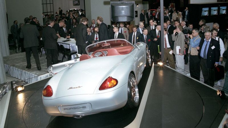 Da staunte die Fachwelt: Mit dem Concept-Car Boxster präsentierte Porsche 1993 auf der Auto Show in Detroit erstmals eine Studie, die in Serie gehen sollte. Für das Design der Studie zeichnet Grant Larson, heute Direktor Sonderprojekte, verantwortlich. Kurz nach der Präsentation in Detroit wurde angewiesen, die Serien-Designentwicklung für den Boxster sofort zu stoppen. „Bitte die Studie genauso bauen“, hieß es stattdessen.“ (Bild: Porsche)