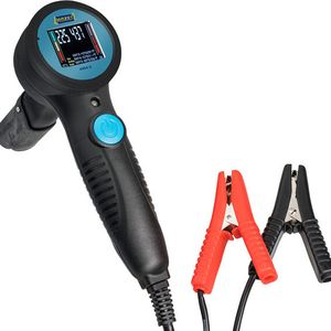 Der Bremsflüssigkeitstester mit der Produktnummer 4954-2 wird über die Auto-Batterie mit Strom versorgt und ist mit nur einer Taste zu bedienen.(Bild:  Hazet)