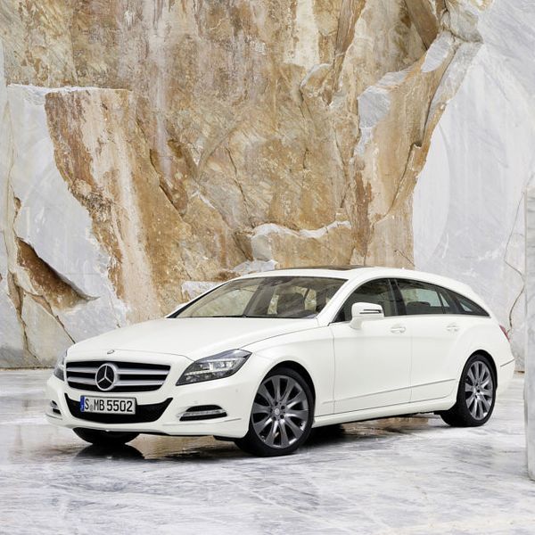 dann erahnt er die Verbindung zwischen der Coupé-Linie und einem Fahrzeugheck mit Klappe. Das neue Fahrzeugkonzept erhielt laut Mercedes seinen Namen aufgrund eines historischen Bezugs: Break oder Brake war die englische Bezeichnung früherer Fuhrwerke, die zur Zähmung wilder Pferde diente (to break) beziehungsweise dazu ihren Bewegungsdrang zu bremsen (to brake). Die Breaks/Brakes hatten zum Teil leichte, oftmals variable Aufbauten, um Jagdutensilien mitzuführen. Ein solches Fahrzeug, mit dem man zum Schießen (shooting) fuhr, nannte man Shooting Brake oder Shooting Break. (Mercedes-Benz)