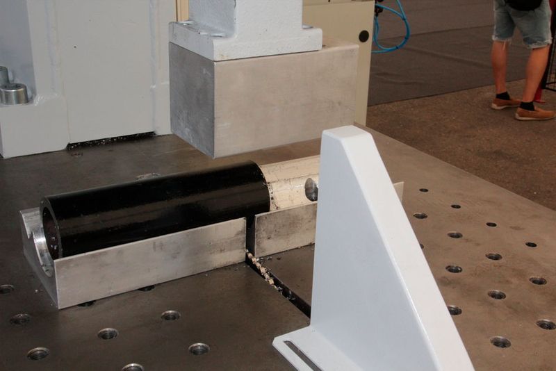 Individualisierte Spannmöglichkeit in der PSU von Behringer Eisele mit platziertem Werkstück aus CFK. (Königsreuther)