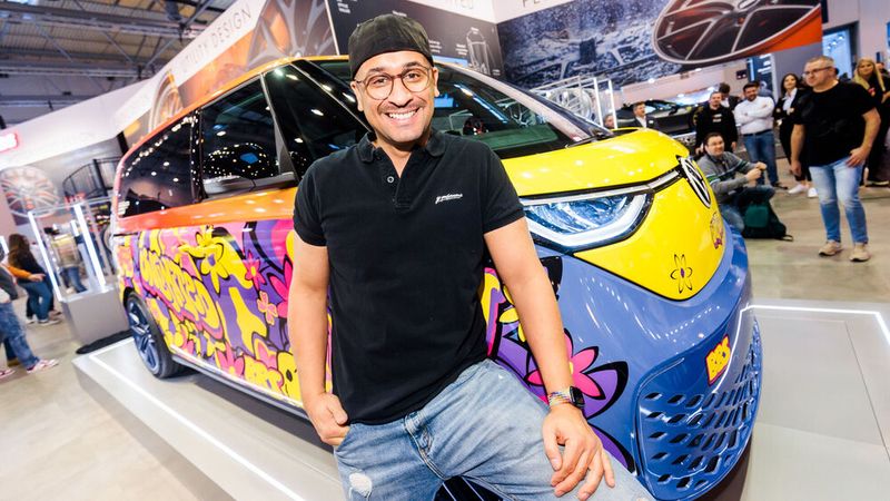 KW Automotive Gruppe zeigt einen der ersten veredelten VW ID. Buzz weltweit. Zu sehen ist der von Influencer Jean Pierre Kraemer (im Foto) umgebaute Stromer. (Bild: Messe Essen)
