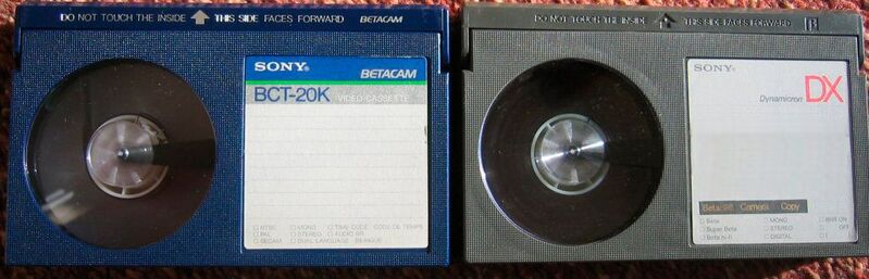 Die frühen Betacam-Kassetten (links) sind mit Betamax (rechts) austauschbar, die Aufnahmen jedoch nicht.