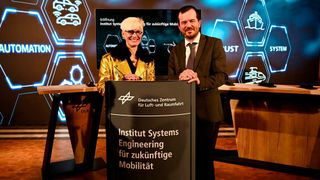 Die Vorstandsvorsitzende des DLR Anke Kaysser-Pyzalla zusammen mit dem Direktor des neuen Instituts, Axel Hahn, während der Eröffnung. (Bild: DLR)