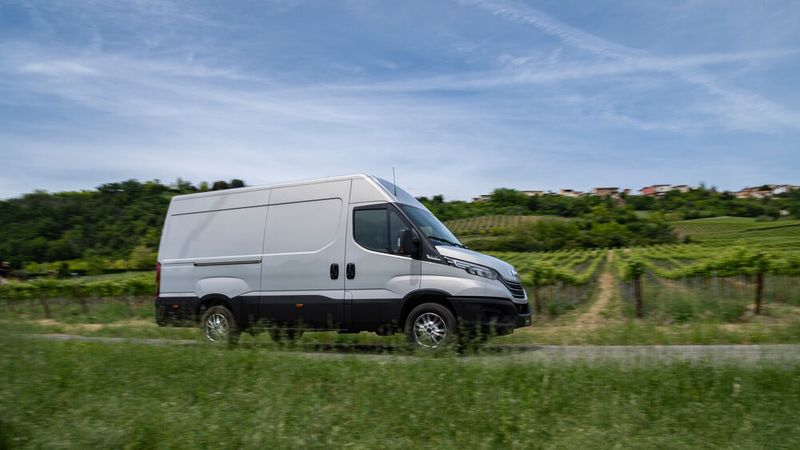 Vor allem mit der neuen Luftfederung will der Transporter punkten. Sie sorgt nicht nur für ein Viertel weniger Vibrationen und 30 Prozent weniger Wankbewegungen.  (Bild: ampnet/Iveco)
