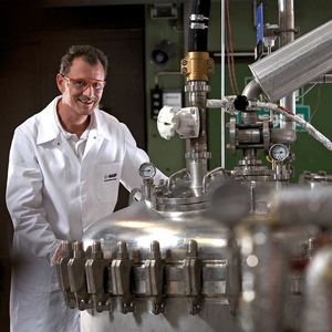 Biotechnology engineer Franz Gwiazdowski keeps an eye on a fermentation process in a 5000 liter fermenter at the BASF Bio Test Center. White biotechnology will play a major role in making green chemistry a reality. (Photo: BASF)