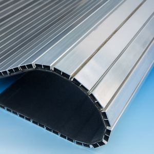 Safetrap basiert auf der Kombination eines Aluminiumprofils und einer vulkanisierten Gummischicht mit Gewebeverstärkung. Gerüstarbeiter können die Klappe beim Aufstieg mit dem Kopf aufdrücken – das verhindert Unfälle.