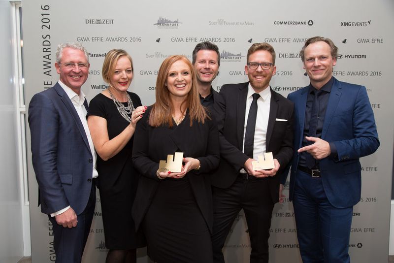 Die Gold Gewinner in der Kategorie „Evergreen“ mit dem Kunden Deutsche Telekom. V.l.n.r.: Christian Hahn (Deutsche Telekom), Nina Rieke (DDB Group), Philipp Friedel (Deutsche Telekom), Elham Thienhaus (DDB Group), Stefan Sindram (DDB Group) und Hans-Christian Schwingen (Deutsche Telekom). (GWA / Hasan Baran Özkan)
