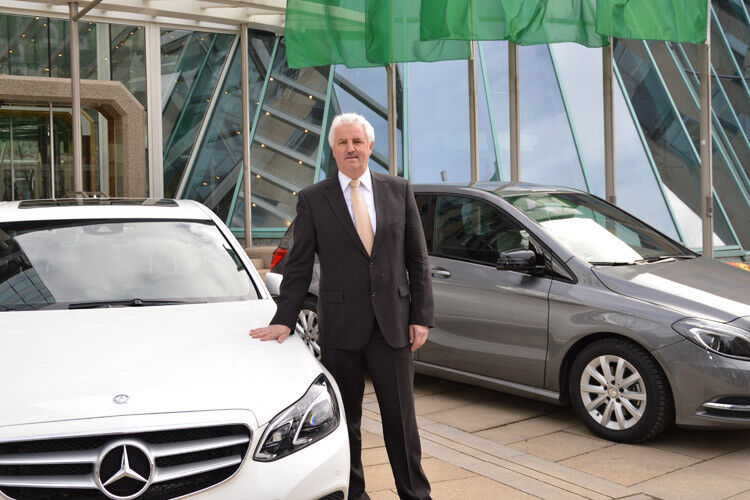Dekra-Geschäftsführer Dr. Gerd Neumann präsentierte die großen Sieger im Dekra-Gebrauchtwagenreport 2014: die Mercedes-Benz E-Klasse als „Bester aller Klassen“ und die B-Klasse als „Fahrzeug des Jahres“. (Foto: Achter)