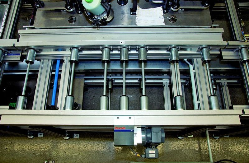 Bild 2: Sonderlösungen wie die Verschiebeeinheit in der automatischen Schraubstation lassen sich im Transfersystem einfach integrieren.  Bild: Bosch Rexroth (Archiv: Vogel Business Media)