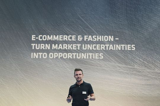 Im Deep Dive „Digitalisierung“ während des Beumer-Hausevents „E-Commerce & Fashion“ gab Sebastian Sickmann, Team Lead Beumer Group Evolutions in Dortmund, Einblicke in den Prototypenbau und den Weg zum Endprodukt.(Bild:  Maienschein)