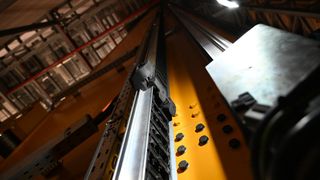 Mit dem TKVG (Vertical Guide) hat Tsubaki Kabelschlepp eine smarte Nachrüstlösung für die Regalbediengeräte (RBG) von Dematic entwickelt. (Bild: Tsubaki Kabelschlepp)