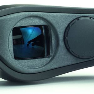Zwei VGA-Displays, die jeweils eine Sehschwäche von - bis + 3,5 Dioptrien ausgleichen können, liefern die Bilder.