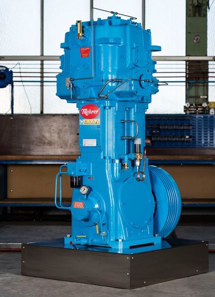 Der Kompressor TRZ 1000 der Mehrer Compression GmbH  zeichnet sich durch eine absolut ölfreie Verdichtung, sowie seine platzsparende Vertikalbauweise aus. (Mehrer Compression)