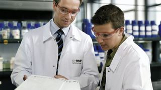 Mehr Naturwissenschaftlerinnen als Naturwissenschaftler sind für Führungspositionen geeignet, so das Ergebnis der Studie.  (Bild: BASF)
