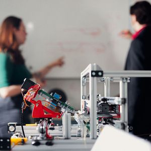 CroMat nennt das Team der AG MTex³ seinen Prototypen für die erste industriell skalierbare Häkelmaschine der Welt. In einem überwiegend mechanischen Segment besticht er durch seinen innovativen mechatronischen Aufbau.(Bild:  Patrick Pollmeier/HSBI)