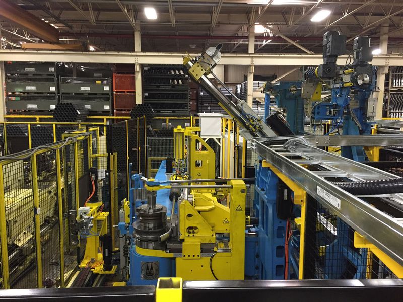 Der von Schwarze-Robitec konstruierte Schwenklader bestückt die Biegemaschine vollautomatisch mit Rohmaterial. (Schwarze-Robitec)