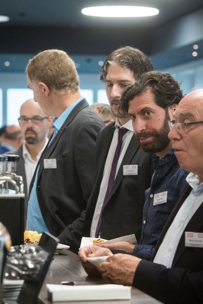 Der Kongress und die Tischmesse im Foyer boten einen angenehmen Rahmen für Gespräche und das Networking. (Thomas Entzeroth)