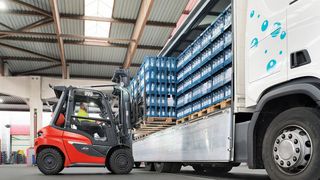 Generation 12XX: Linde Material Handling setzt weiterhin auf Stapler mit Verbrennungsmotor. Das hat seine Gründe, wie etwa die feinfühlige Hydrostatik oder die sich entwickelnde Power bei der Arbeit. (Bild: Linde Material Handling)