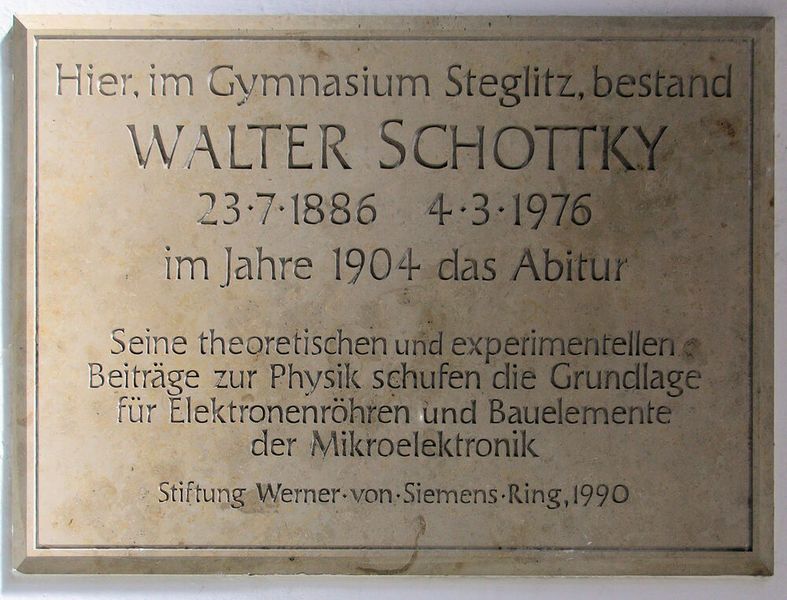Gedenktafel am Gymnasium Steglitz. (Bild: Gedenktafel Heesestr 15 (Stegl) Walter Schottky / OTFW, Berlin / CC BY-SA / de.wikipedia.org)