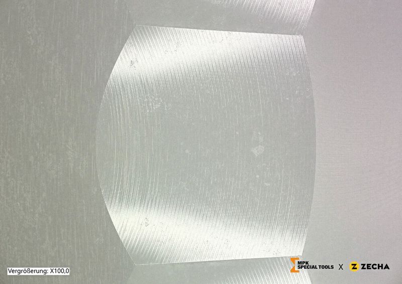 Minimale Ausbrüche im Bereich von etwa 5 μm (Korngröße) zeigen das hohe Präzisionsniveau der Fräsbearbeitung.(Bild:  Zecha)