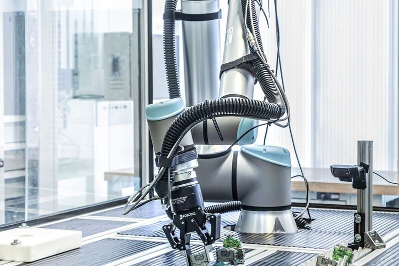 Gemeinsam testeten Wago und das Fraunhofer IPA in einem Forschungsprojekt, inwieweit sich Standard-Roboterhardware auch für das Aufrasten von Reihenklemmen eignet.  (Bild: Fraunhofer IPA/Foto: Rainer Bez.)