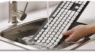 Dreck auf und zwischen den Tasten kann mit Wasser zu Leibe gerückt werden. (Logitech)