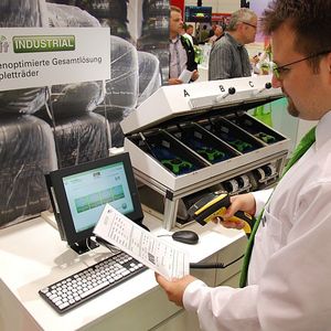 Alligator präsentierte sein Konzept Sens.it Industrial, mit dem Komplettradanbieter RDKS-Sensoren für vier Räder gleichzeitig programmieren können.(Foto:  Rosenow)