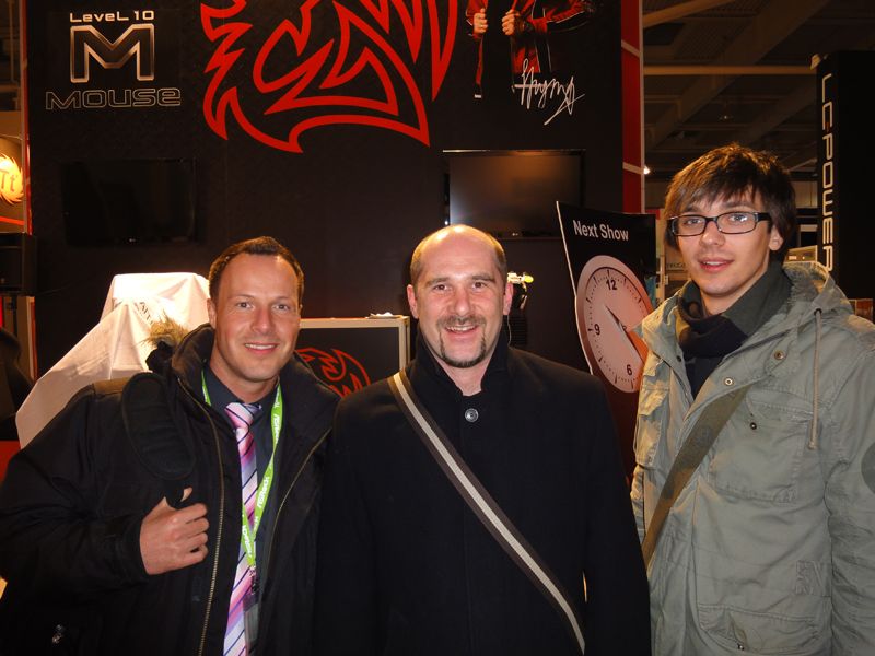 v.l. Christian Marré und Gabor Ribac, ASrock, und Wojchech Patelka, Saturo Pland, gehen zur nächsten Party. (Archiv: Vogel Business Media)