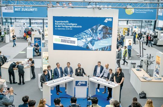 Expertentalk auf der «AMB Stage»: Praktikerinnen und Praktiker aus Industrie, Forschung und Anwendung diskutieren den KI-Einsatz in der spanabhebenden Fertigung.(Bild:  Valentin Marquardt)