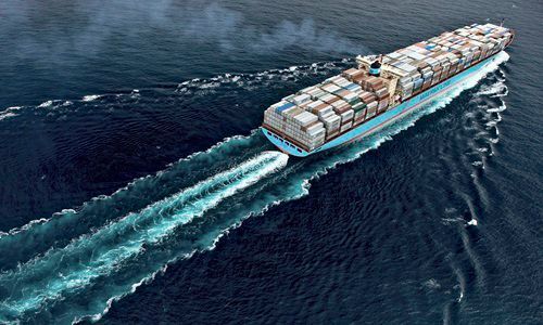 Die dänische Reederei Maersk nutzt das IoT, um beispielsweise ihre Container zu tracken und den Treibstoffverbrauch und die Routen ihrer Schiffe zu optimieren. Die Technologie hat sich als besonders nützlich bei Kühlcontainern erwiesen, deren Inhalt ohne eine strenge Temperaturkontrolle möglicherweise verderben würde. Das Unternehmen will außerdem die Blockchain-Technologie nutzen, um seine Supply-Chain-Operationen weiter zu optimieren. So  wurde zusammen mit Microsoft der mögliche Einsatz von Blockchain für Schiffsversicherungen getestet.  (Maersk)