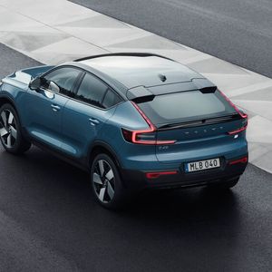 Die Dachlinie des Crossover-Modells fällt zum Heck recht stark ab.(Bild:  Volvo)