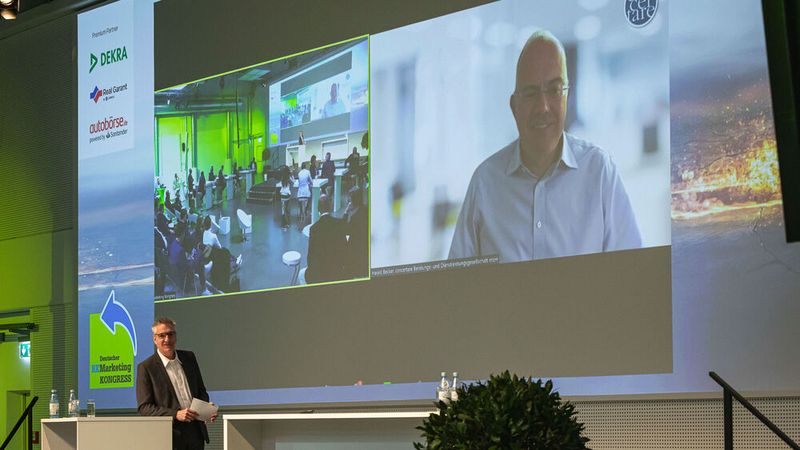 So war es auch kein Problem, Harald Becker, Geschäftsführer des Beratungsunternehmens Concertare, live zuzuschalten. Concertare hat im Auftrag von »Gebrauchtwagen Praxis« Händler nach deren bisherigen Erfahrungen zum Handel mit gebrauchten E-Fahrzeugen befragt. Becker trug die ernüchternden Ergebnisse vor. (Bild: Stefan Bausewein)