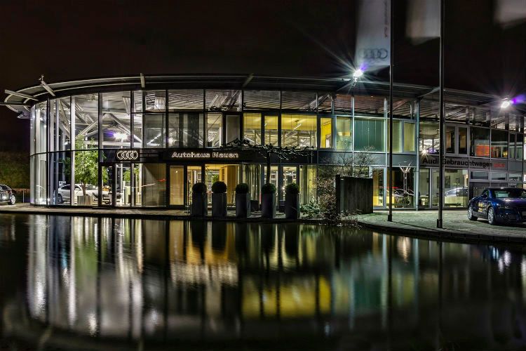 Ein gläsernes Juwel am Wasser: das Autohaus Nauen in Meerbusch. (Foto: Nauen)
