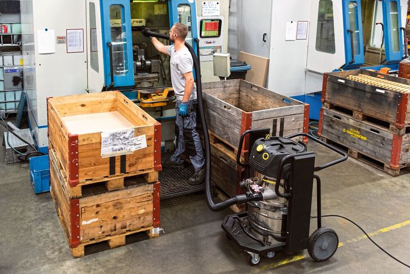 In der CNC-Abteilung finden diverse mechanische Bearbeitungen wie Gewindeschneiden und Fräsarbeiten statt. Um den Maschinenpark und die Umgebung sauber zu halten, wird hier ein Kärcher-Industriesauger IVC 60/24-2 Tact² M eingesetzt.  (Bild: MomentiMedia)