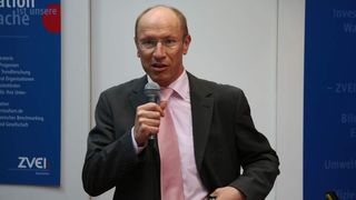 Dr. Rolf Birkhofer leitet den ZVEI-Arbeitskreis Systemaspekte im Fachverband Automation, der derzeit einen Leitfaden zum Thema Lifecycle-Management für Lieferanten und Kunden entwickelt. Bild: Otto (Archiv: Vogel Business Media)