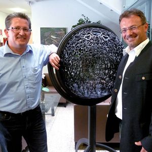 Ing. Harald Schachinger (links) ist einer der Erfinder der prozessintegrierten Banddickenoptimierung-Nuten. Mag. Werner Stöbich, setzt die neue Technik marketingtechnisch umsetzt. Bild: Kuhn
