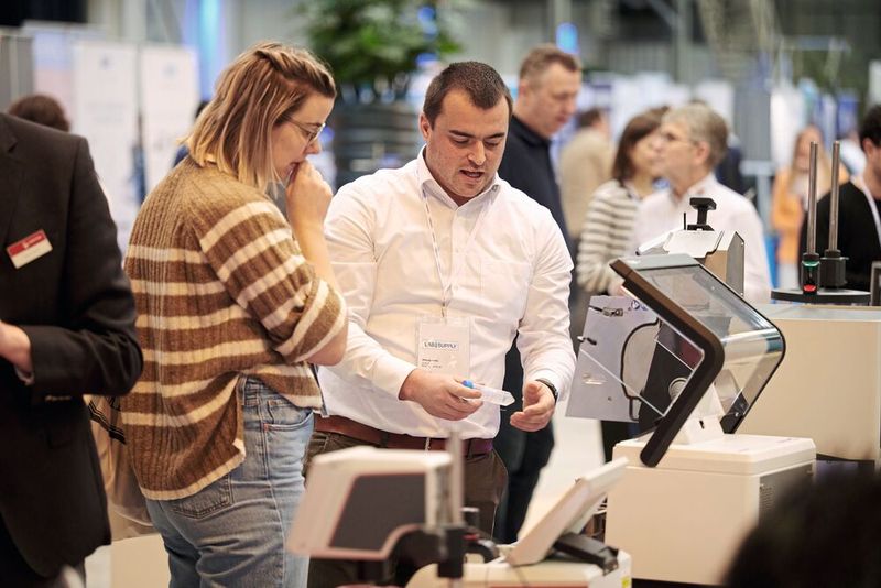 Visitors can watch live demonstrations of how to operate the devices.   For more information about upcoming LAB-SUPPLY trade fairs, visit www.lab-supply.info (Bild: Eye Am Chris)