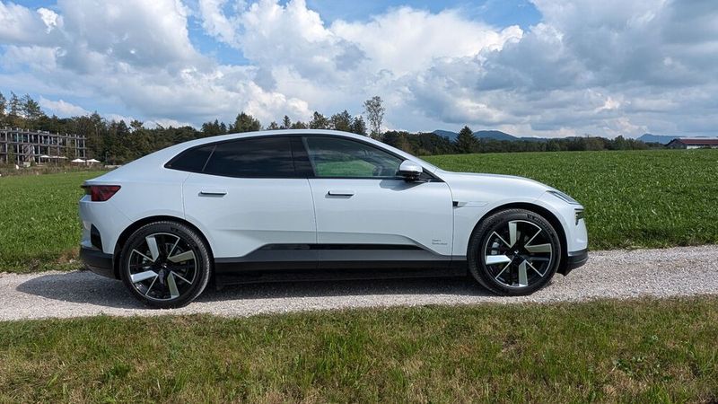 Der gut 4,8 Meter lange, 2,1 Meter breite und 1,5 Meter hohe Polestar 4 sieht von außen wie ein klassisches Coupé aus. Der Radstand ist knapp 3 Meter lang.  (Bild: Mauritz – VCG)