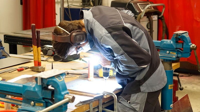 Der Zweitplatzierten in der Karosserie- und Fahrzeugbautechnik, Johannes Mootz, weiß um den Vorteil guten Lichts beim Anbringen seiner Bohrungen.  (Bild: Dominsky – VCG)