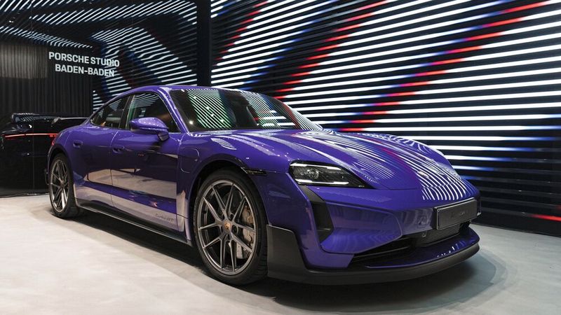 Auf 300 Quadratmetern können Kunden im Porsche-Studio rund um die Fahrzeuge der Luxusmarke beraten werden. (Bild: Porsche AG)