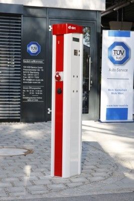 Unter Strom: Bei der Eröffnung der E-Tankstelle in Starnberg verkündeten TÜV SÜD und E.ON eine enge Kooperation bei der Entwicklung von Ladesystemen für die Elektromobilität. (Bild: TÜV SÜD)